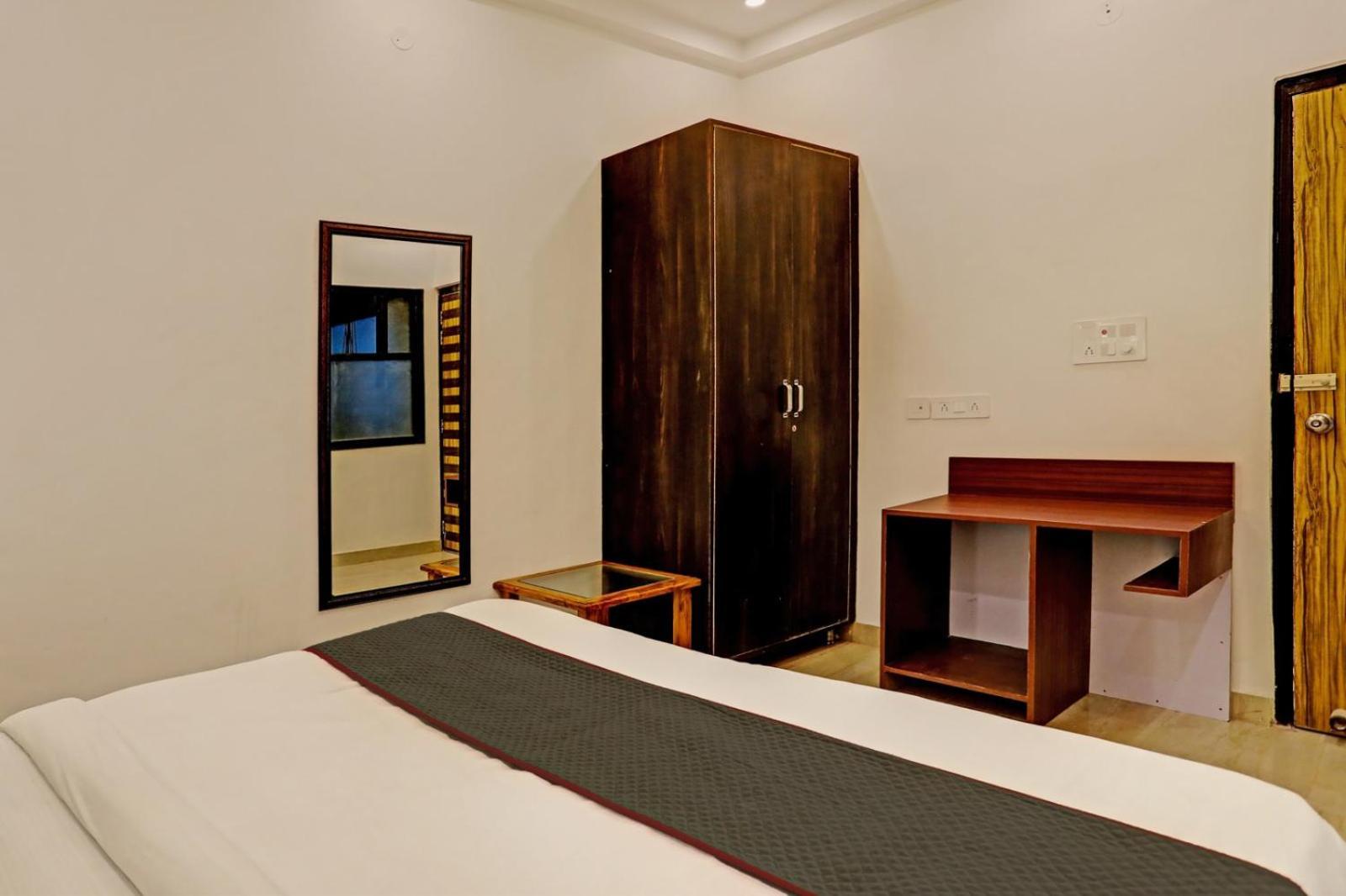 Hotel Golden Prime King New Delhi Exteriör bild